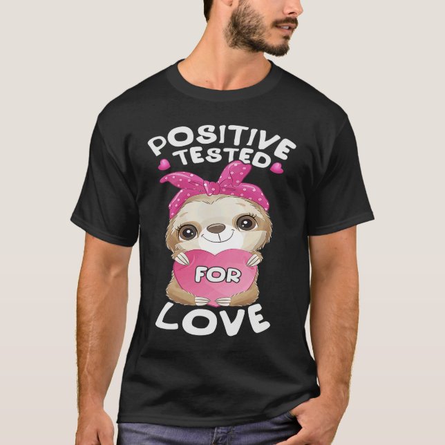 Valentine's day sloth with pink heart for her T-Shirt (Vorderseite)