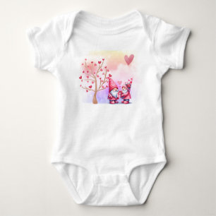 Valentine's Gnome-Freunde unter dem Herzbaum  Baby Strampler