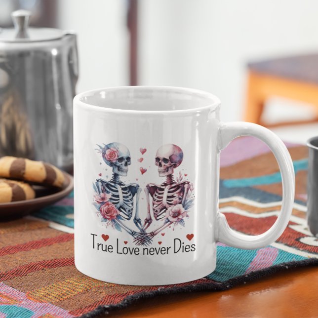 Valentines Skeletts Wahre Liebe stirbt nie Kaffeetasse (Von Creator hochgeladen)