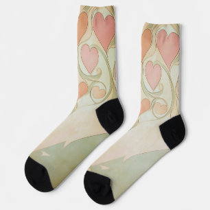Valentinherzen im Hintergrund in hellrosa und grün Socken