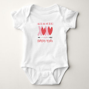 Valentins-Babysachen XOXO Umarmungen und Küsse s Baby Strampler