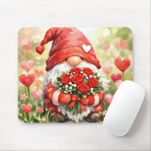 Valentins-Gnom mit roten Rosen in einem Garten Mousepad