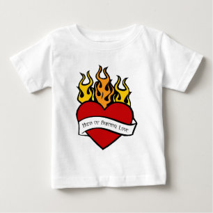 Valentinsgruß-Herz-Tätowierungs-Baby-T-Shirt Baby T-shirt