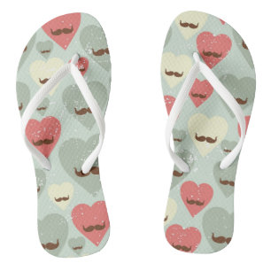 Valentinsgrußmuster mit Herzen und dem Schnurrbar Flip Flops