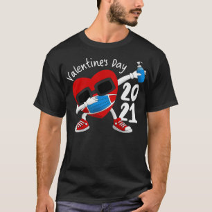 Valentinstag 2021, das Herz mit Maske und sa beher T-Shirt
