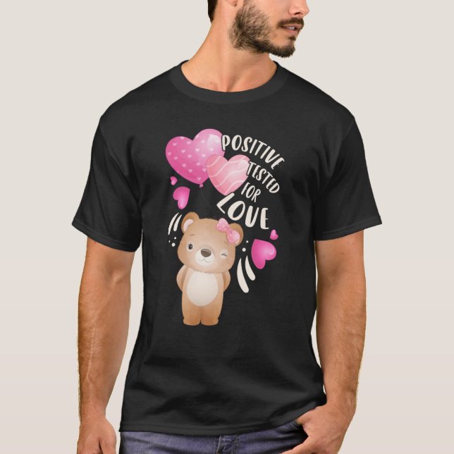 Valentinstag Bärenmädchen mit Herzen T-Shirt (Vorderseite)