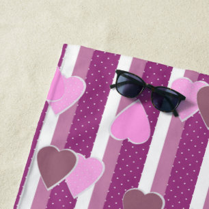 Valentinstag-Herzen auf gestreiftem Hintergrund  Strandtuch