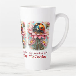 Valentinstag-Liebeskäfer auf Blütenrose Milchtasse