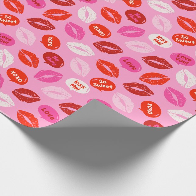 Valentinstag Lippen mit Text auf rosa Geschenkpapier (Ecke)