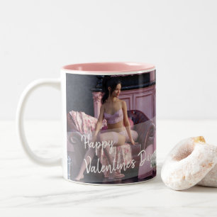 Valentinstag Schönheit in Fingerie auf dem Sofa Zweifarbige Tasse