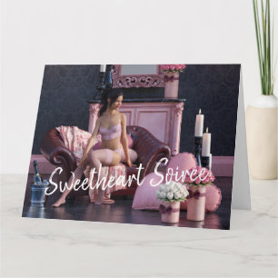 Valentinstag-Schönheit in Unterwäsche auf dem Sofa Karte