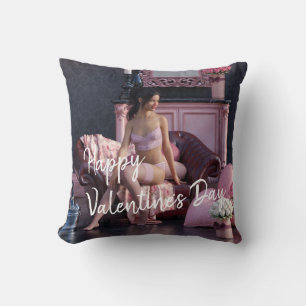 Valentinstag-Schönheit in Unterwäsche auf dem Sofa Kissen