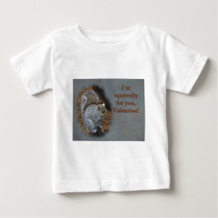 Valentinstagskarte mit Eichhörnchen Baby T-shirt