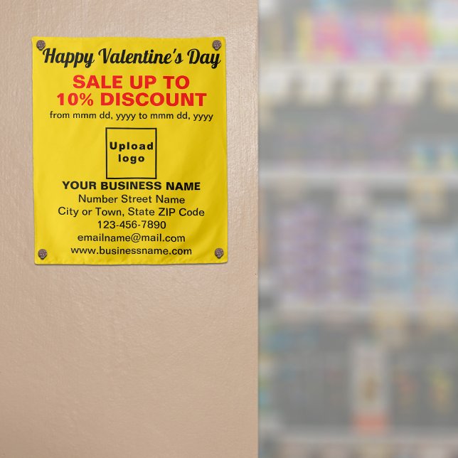 Valentinverkauf im Geschäft auf gelbem Band Wandteppich (Business Valentine sale on yellow tapestry on store entrance. Signage to attract more customers.)