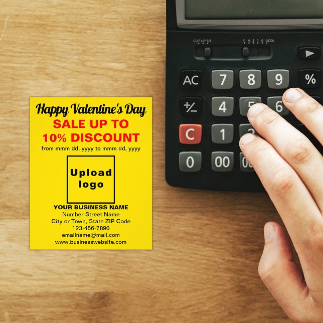 Valentinverkauf im Geschäft mit gelbem Flyer (Attract more customers this Valentine's Day. Business Valentine sale on yellow flyer on store desk.)