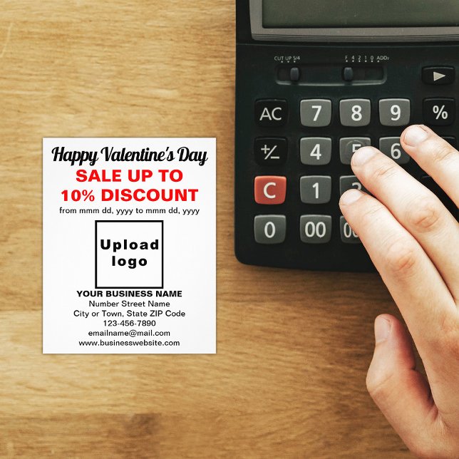 Valentinverkauf im Geschäft mit weißem Flyer (Attract more customers this Valentine's Day. Business Valentine sale on white flyer on store desk.)