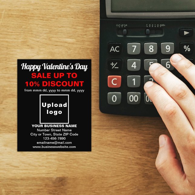 Valentinverkauf im Schwarzem Flyer (Attract more customers this Valentine's Day. Business Valentine sale on black flyer on store desk.)