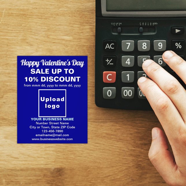 Valentinverkauf in Blauer Flyer (Attract more customers this Valentine's Day. Business Valentine sale on blue flyer on store desk.)