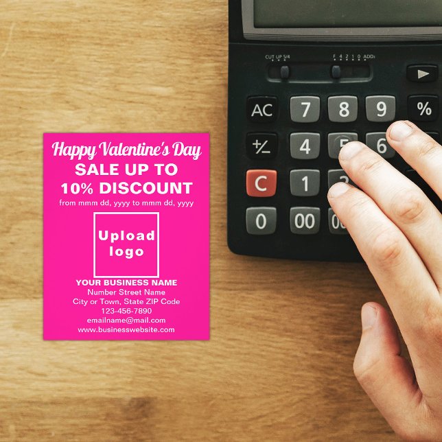 Valentinverkauf in Rosa Flyer (Attract more customers this Valentine's Day. Business Valentine sale on pink flyer on store desk.)