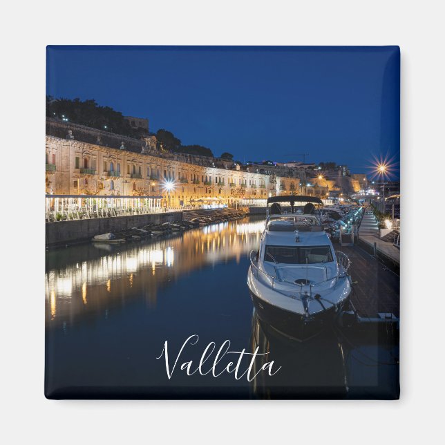 Valletta Uferviertel mit kleiner Hafenmag Magnet (Vorne)