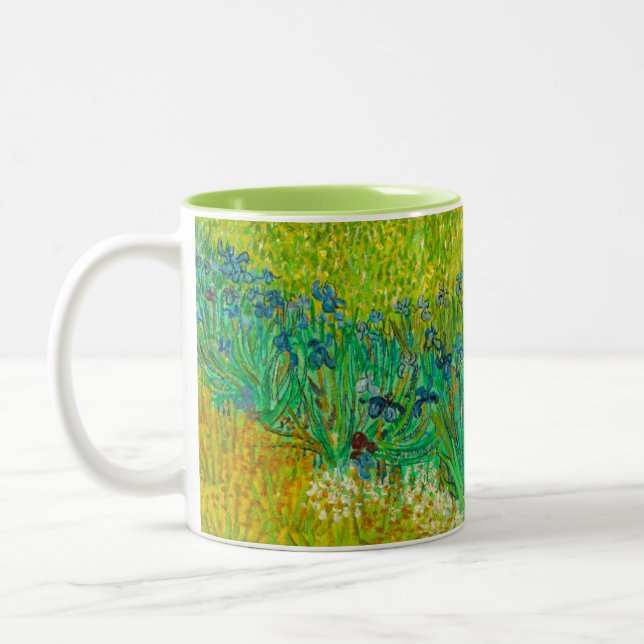 Van Gogh Field mit Irische in der Nähe von Arles Zweifarbige Tasse (Links)
