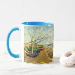 Van Gogh Fischerboote am Strand in Saintes Maries Tasse<br><div class="desc">Fischerboote am Strand von Saintes Maries von Vincent van Gogh ist ein Vintages Meeresbild des Post-Impressionismus, der mit feinen Kunstwerken arbeitet. Eine Meereslandschaft mit mehreren Fischerbooten an einem Strand in Frankreich mit Blick auf das Meer mit mehr Booten, die segeln. Über den Künstler: Vincent Willem van Gogh (1853-1890) war einer...</div>