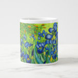 Van Gogh Irises Jumbo-Tasse<br><div class="desc">Tasse des Kaffees mit dem Ölgemälde von Vincent van Gogh (1889). Inspiriert während seines bleibe an einem Asyl, dieses Stillleben zeigt schöne blaue Reize in verschiedenen Tönen. Ein großartiges Geschenk für die Fans von Post-Impressionismus und holländischer Kunst.</div>