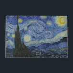 Van Gogh Starry Night Fußmatte<br><div class="desc">Starry Night von Vincent Van Gogh, Oil on Leinwand, 1889, ist ein Landschaftsbild eines großen Wirrs glänzender Sterne über einer Landschaft von entlegener Stadt und sanften Hügeln, mit einem Zypressenbaum im Vordergrund wie eine dunkelgrüne Flamme. Van Gogh malte sein sternenförmiges Meisterwerk nicht aus dem Leben, sondern aus dem Gedächtnis während...</div>