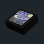 Van Gogh Starry Night, Vintage Kunstlandschaft Erinnerungskiste<br><div class="desc">Starry Night von Vincent van Gogh ist ein Vintages Post-Impressionismus-Landschaftsbild mit Blick auf Saint Remy, Frankreich aus van Gogh Asyl. Der Nachthimmel wirbelt mit Wolken und einem hellen Halbmond und leuchtenden Sternen über dem malerischen Dorf. Starry Night ist wahrscheinlich van Gogh's berühmteste Gemälde und wurde während des Tages aus dem...</div>