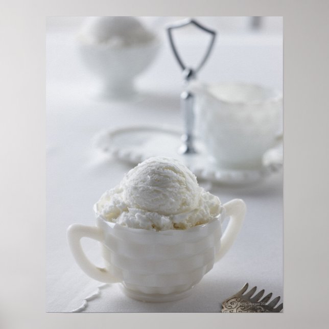 Vanilla-Eis in weißer Umgebung Poster (Vorne)