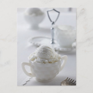 Vanilla-Eis in weißer Umgebung Postkarte