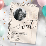 Vanilla Sparkler Sweet 16 Geburtstag Foto Folieneinladung<br><div class="desc">Mit dieser eleganten, mit Vanille verzierten Einladung mit funkelnden Akzenten und einer anpassbaren Foto-Option machen Sie einen Sweet 16 unvergesslich. Diese Einladung eignet sich perfekt für ein Meilenstein-Geburtstagsfest. Sie enthält Foliendetails, die eine Touch an Eleganz hinzufügen. Personalisieren Sie es mit dem Namen des Geburtstagsmädchens, Veranstaltungsdetails und einem besonderen Foto, um...</div>