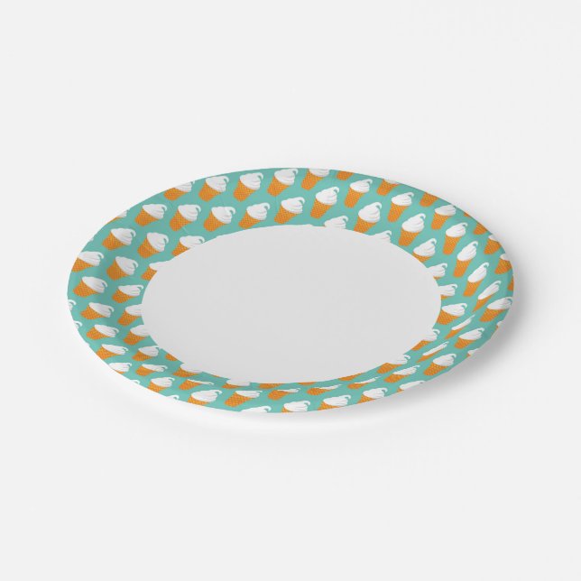 Vanille-Eiscreme-Kegel-Muster Pappteller (Schrägansicht)