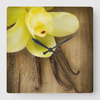 Vanille-Hülsen und Blume über hölzernem