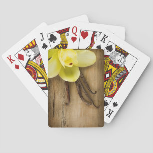 Vanilleschoten und Blüte auf Holzhintergrund Spielkarten