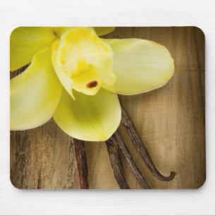 Vanilleschoten und Blüte auf Holzuntergrund Mousepad