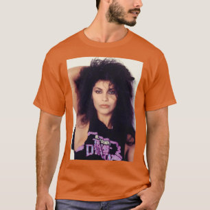 Vanity Sängerin Schauspielerin posiert mit Berry G T-Shirt