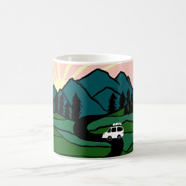 Vanlife Road Trip Campervan Berg Sonnenaufgang Kaffeetasse (Mittel)