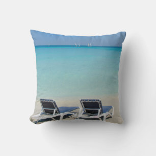 Varadero, Kuba. Sand und Strandliegen Kissen