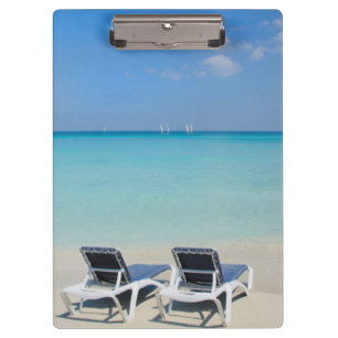 Varadero, Kuba. Sand und Strandliegen Klemmbrett