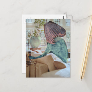 Vase auf ihrem Kopf Eine lustige Collage Postkarte