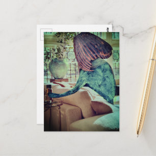 Vase auf ihrem Kopf Eine lustige Collage Postkarte