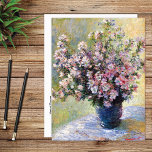 Vase der Blume Claude Monet Postkarte<br><div class="desc">Eine Kunstpostkarte mit dem Stillleben Gemälde,  Vase der Blume (1881-1882) von Claude Monet (1840-1926). Eine blaue Vase auf einem Tisch mit rosafarbenen Mallow-Blume im Impressionismus-Stil.</div>