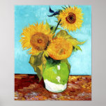 Vase mit drei Sonnenblumen (1888) Vincent Van Gogh Poster<br><div class="desc">Vase mit drei Sonnenblumen (1888), eine bekannte postimpressionistische Blume, die von Vincent van Gogh gemalt wird, wird in diesem Kunstdruckposter mit seinen zarten goldgelben Sonnenblumen vor blauem Hintergrund dargestellt. Im August 1888 schuf Van Gogh im Gelben Haus von Arles vier Stillleben. Die 14 Blüten auf blauem Hintergrund und die 15...</div>