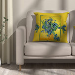 Vase mit Ire, Vincent Van Gogh Kissen<br><div class="desc">Still Life: Vase with Irises Against a Yellow Background hebt sich als eines der bekanntesten Blumenbilder Vincent van Goghs aus dem Leben der Blumen hervor. Die Zeit, in der Van Gogh nur sehr wenige Stillleben produzierte, war während seines bleibe in Saint-Rémy. Vielleicht liegt das daran, dass die umliegende Landschaft von...</div>