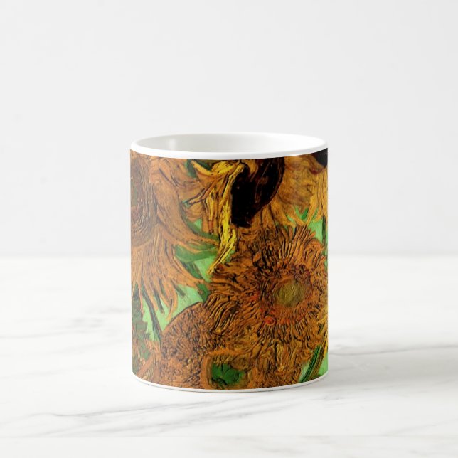 Vase mit zwölf Sonnenblumen von Vincent van Gogh Tasse (Mittel)