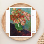 Vase von Chrysanthema Claude Monet Postkarte<br><div class="desc">Eine kunstvolle Postkarte mit dem impressionistischen Gemälde,  Vase of Chrysanthemums (1882) von Claude Monet (1840-1926). Ein schönes Stillleben blühender roter Mütter in einer grünen Vase.</div>