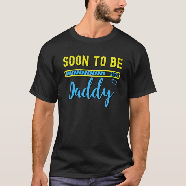 Vater 2021 Ladung Geschenke bald Papa in Progres T-Shirt (Vorderseite)