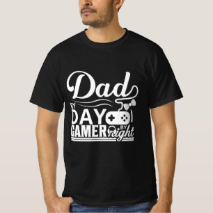 Vater bei Tag, Gamer bei Nacht T-Shirt