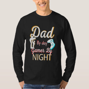 Vater bei Tag Gamer bei Nacht T-Shirt